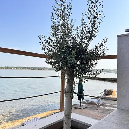 Aussergewoehnlicher Ferienunterkunft Direkt Am Bei Novigrad * 다일라